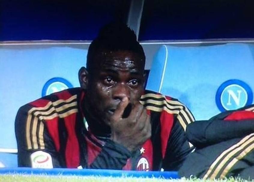Mario Balotelli in lacrime dopo la sostituzione alla mezzora della ripresa. Ansa